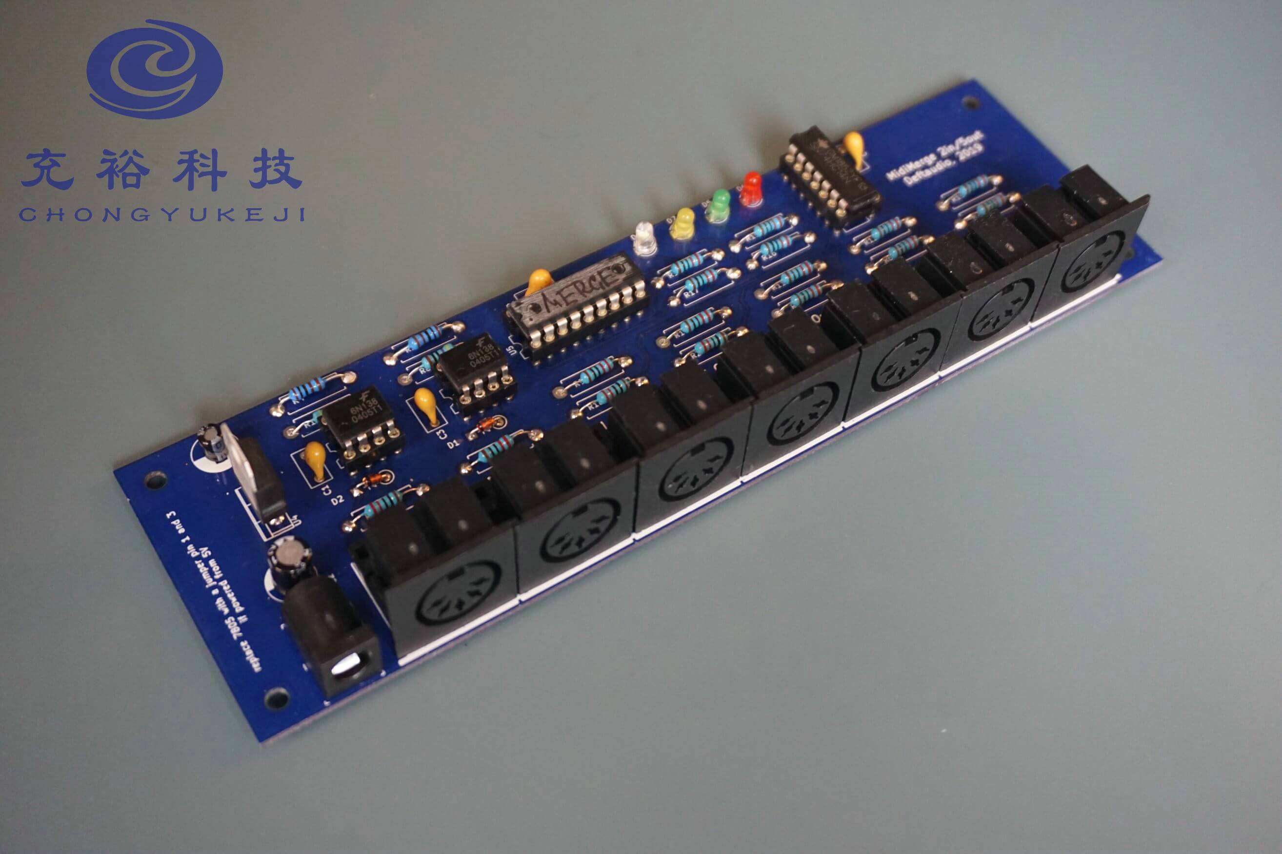 ��ԣ�Ƽ�(CHONG YUKE JI)��ɫPCB��·�������д��չʾ�ܼ��ֲ��ĺ�ɫ�ӿڡ���ɫLEDָʾ�ơ��������оƬ��Ԫ���������ֹ��������վ����������ڹ�ҵ�����豸