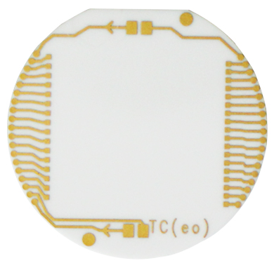 ����һ��Բ�ε����մɻ��壬���ð�ɫ�մ��뾫�ܽ���·��ƣ������ڸ߾��Ȱ뵼����ء��������͸�Ƶͨ���豸